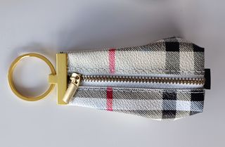 Estuche, monedero y llavero a cuadros