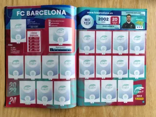 Lote fútbol niña:  álbum cromos Barbie espinillera