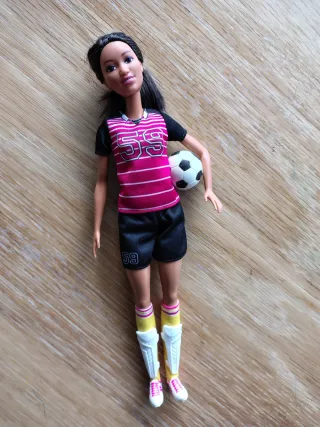 Lote fútbol niña:  álbum cromos Barbie espinillera