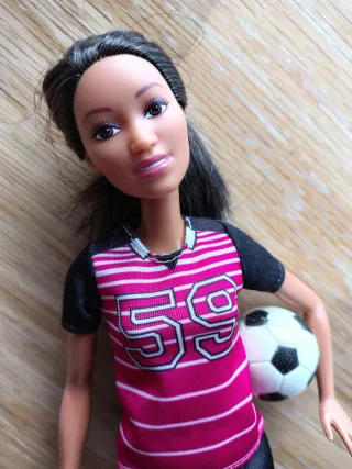 Lote fútbol niña:  álbum cromos Barbie espinillera