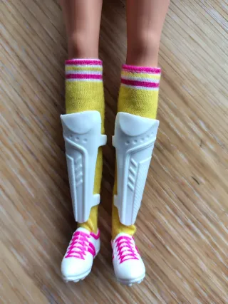 Lote fútbol niña:  álbum cromos Barbie espinillera