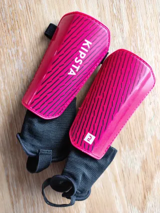 Lote fútbol niña:  álbum cromos Barbie espinillera