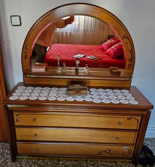 Cómoda de madera con espejo