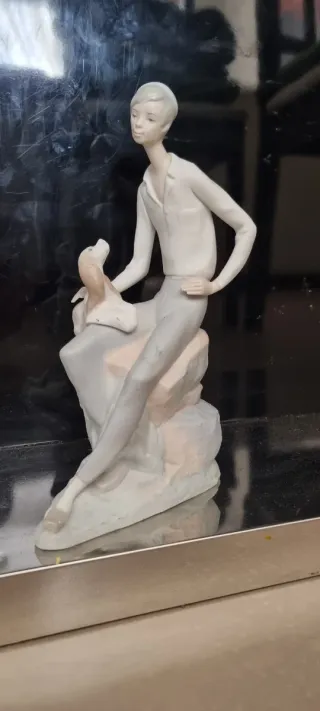 Figura Lladro Chico con Perro