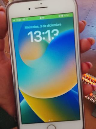 iPhone 8 Plus  con protector  y fundas de regalo