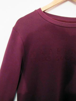 Jersey morado con texto bordado