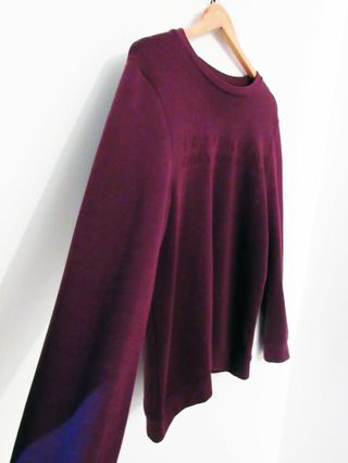 Jersey morado con texto bordado