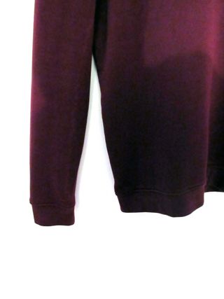 Jersey morado con texto bordado