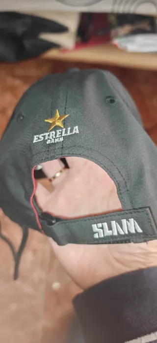 Gorra SLAM Negra con Logo Emirates y Toyota