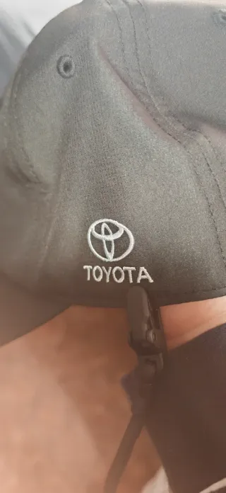 Gorra SLAM Negra con Logo Emirates y Toyota