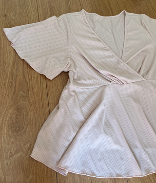 camiseta rosa cruzada con escote de canale