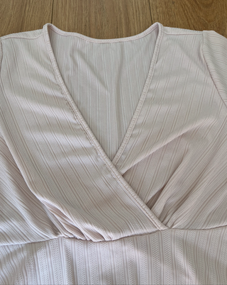 camiseta rosa cruzada con escote de canale