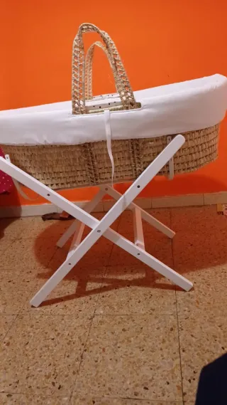 Cuna de mimbre para bebé