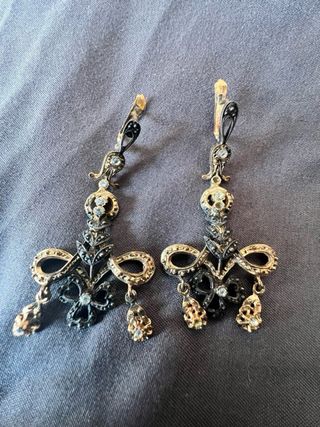 Pendientes largos oro y negro.