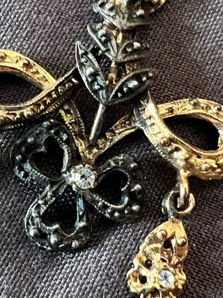 Pendientes largos oro y negro.