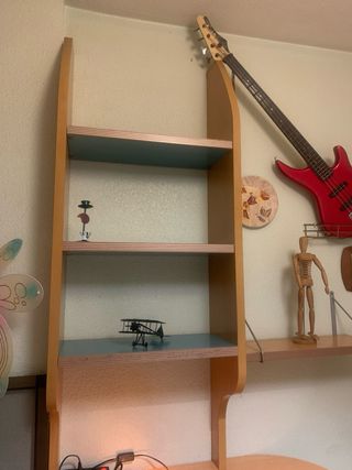 Escritorio con cajonera y estantería