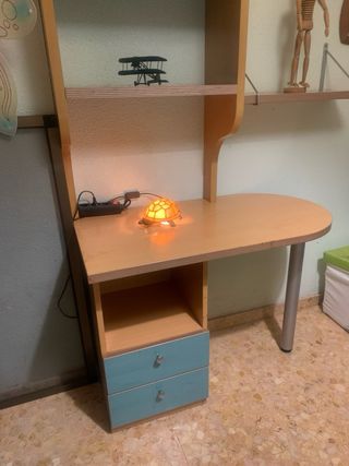 Escritorio con cajonera y estantería