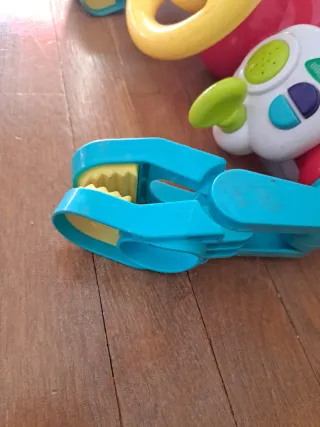 Juguetes para carrito de bebé.