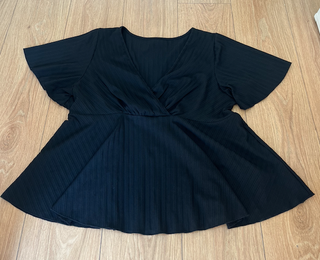 camiseta negra cruzada con escote de canale