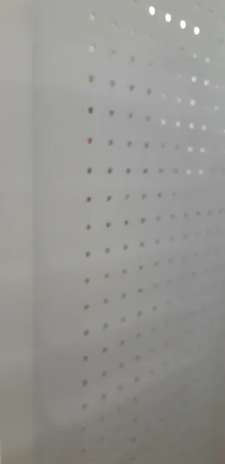 Expositor metálico blanco con ganchos