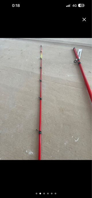 Caña de pesca Daiwa roja