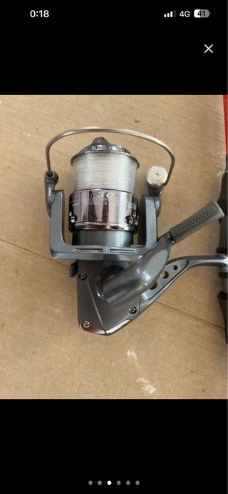 Caña de pesca Daiwa roja