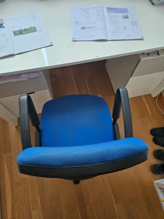 Silla de oficina azul y negra