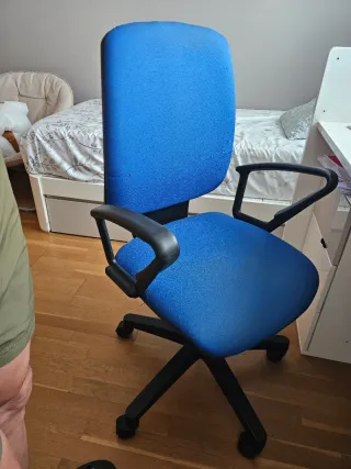 Silla de oficina azul y negra