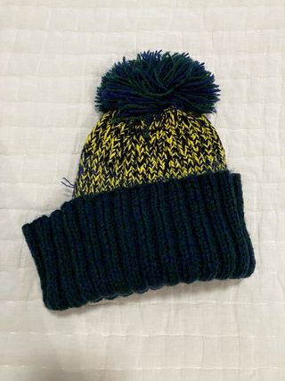 Gorro de lana con pompón