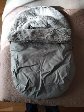 Saco de bebé polipiel unisex. Marca la Gitaffa.