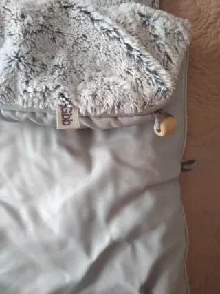 Saco de bebé polipiel unisex. Marca la Gitaffa.