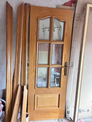 Puerta de roble con cristal