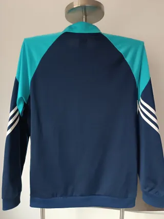 Chaqueta vintage Adidas azul marino y turquesa.