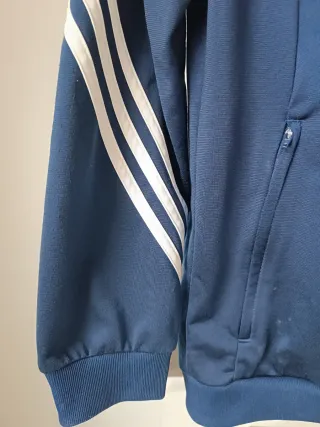 Chaqueta vintage Adidas azul marino y turquesa.
