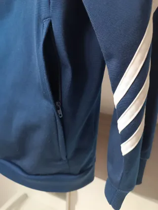 Chaqueta vintage Adidas azul marino y turquesa.