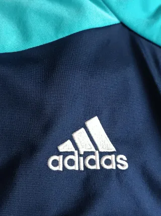 Chaqueta vintage Adidas azul marino y turquesa.