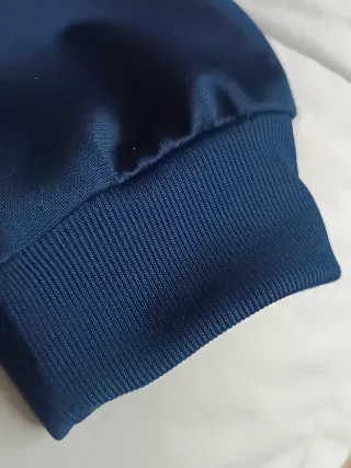 Chaqueta vintage Adidas azul marino y turquesa.