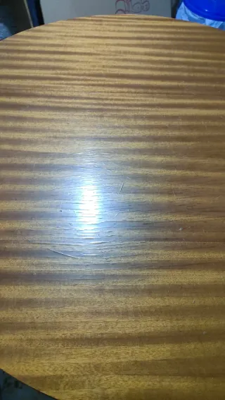 Mesa redonda de madera