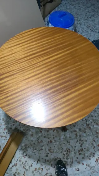 Mesa redonda de madera