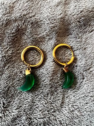Pendientes con esmeraldas y baño de oro.