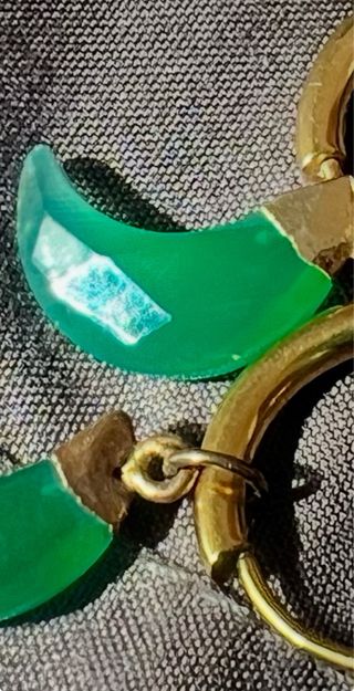 Pendientes con esmeraldas y baño de oro.