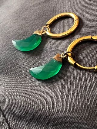 Pendientes con esmeraldas y baño de oro.