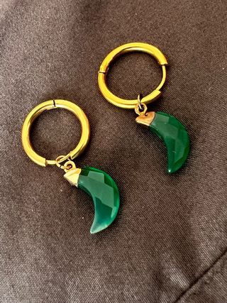 Pendientes con esmeraldas y baño de oro.