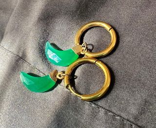 Pendientes con esmeraldas y baño de oro.