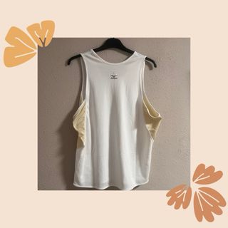 Camiseta deportiva Mizuno blanca y beige
