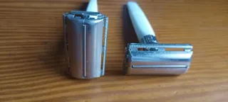 Maquinilla de afeitar Gillette plateada y blanca.