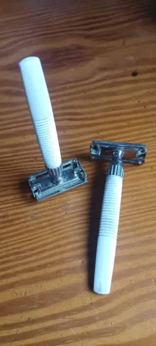 Maquinilla de afeitar Gillette plateada y blanca.