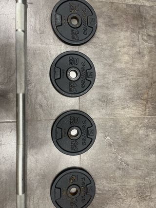 Barra, manubri e dischi di metallo per palestra