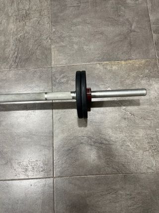 Barra, manubri e dischi di metallo per palestra