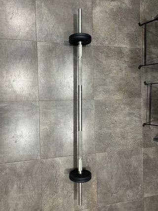 Barra, manubri e dischi di metallo per palestra